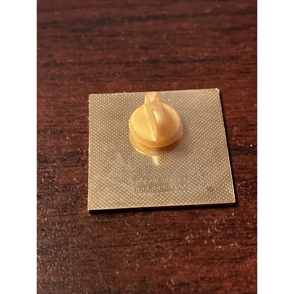 Outback Steakhouse Curb-Side Take Away Kangaroo Lapel Hat Pin - Picture 3 of 3